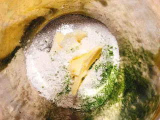 苔藓小杯——抹茶玛芬,步骤和材料一样简单：酥粒材料全部倒入料理盆，抓匀即可。 其实可以全部材料逐渐加入这个盆，边称边加，不用分开装的...所以玛芬其实要洗的盘子只有两个，一个是酥粒盆，一个是蛋糕糊盆，对于不想洗碗的人来说简直是最友好的烘焙，所以我拍这个菜谱很痛苦，明明只洗两个，为了拍材料硬是折腾出好多碟子小碗...