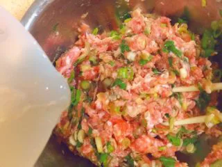 马卡龙色 高颜值汤饺系列@@ 猪肉大葱馅●麦穗饺,然后我们开始抽水上劲搅拌，所谓上劲，就是顺时针一直搅拌，要大力快速的，让肉粘稠并拉丝，我们倒进去的水全部被肉泥吸收包裹，这样肉才会成坨，水份和味道才会被包裹，肉质才会嫩。