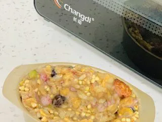 麦片酸奶水果杯,烤箱提前预热上下火180度。