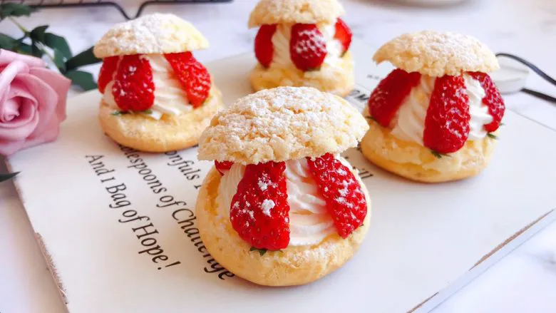 网红草莓脆皮泡芙