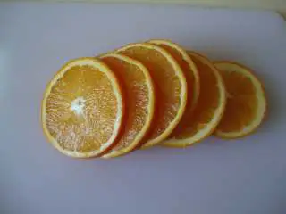 水果奶酪拼盘,水果洗净，把杨桃和橙子切片码入浅盘里