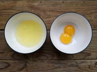 舒芙蕾——给你做舒芙蕾的人 一定很爱你,将蛋白和蛋黄分离,分别放入无水无油的容器中