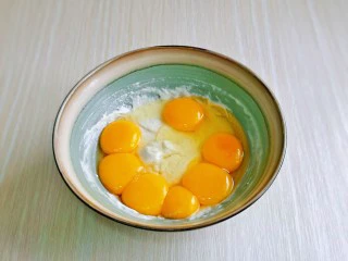棉花蛋糕&不开裂不回缩方子,加入6个蛋黄一个全蛋。