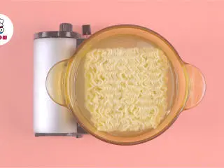 芝士焗烤火鸡面, 汤锅加水开火煮沸，关火，放入火鸡面泡5分钟