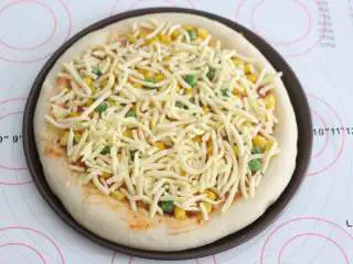 自制培根披萨,最后再撒上一层芝士碎。