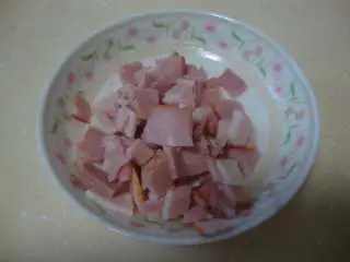 地中海青口贝,培根、洋葱、红椒切小粒