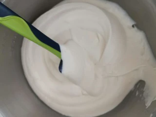 卡通圆环戚风蛋糕,分三次加入面糊,拌匀