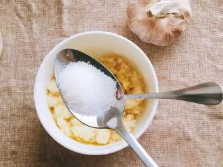 中西餐都百搭的好朋友-香味四溢的蒜泥酱,再拌入一勺糖。 糖的甜味可以凸显蒜的微辣，吃起来更有层次 比较喜欢盐味的，加一点盐也是Ok的。 