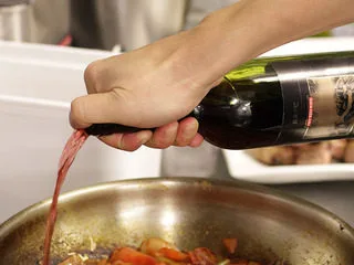 番茄红酒烩牛尾,倒入红酒越250毫升，并浓缩至一半，加高汤或者水1.5L—2L