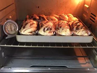 豆沙扭扭面包,烤箱预热至180度,金盘送入烤箱烤制20分钟。