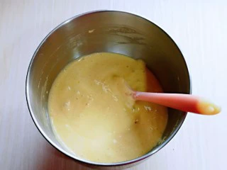 红糖枣糕别在外面买了~自己在家做~健康无添加,拌好的蛋糊细腻且无干粉即可。