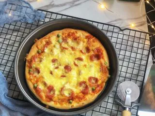 意式烤肠披萨,成品图。