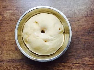 最爱面包➕新疆三果大列巴,面团发酵是原来面团的1.5倍或者2倍，手指蘸面粉，戳入面团，面团不茴缩即可。