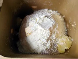 中种北海道吐司,将发酵好的中种面团撕成小块，加入主面团所有原料