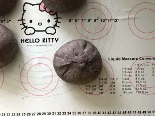 黑加仑黑米软欧包,13、捏紧收口。