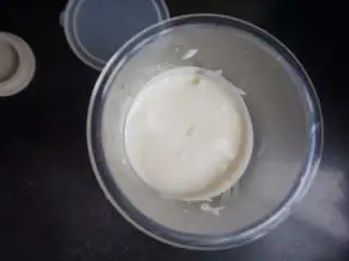 奇亚籽双色酸奶木糠杯,将250g酸奶倒入放入牛油果的搅拌杯中