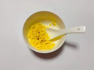 黄金南瓜汤（无奶油版）,蒸好咸蛋黄用勺子压碎