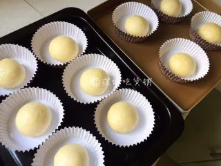 奶香咖啡面包,醒发完成后，再次揉圆，然后面团放入面包纸托里，进行第二次发酵，入烤箱，发酵70分钟，记得在烤箱里放一碗热水（如果烤箱没有发酵功能，也就只能室温发酵）