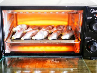 网红蛋挞皮芒果酥,全部装好后,烤箱200度预热10分钟,再把准备好的食材放入烤10分钟。