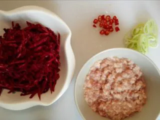 甜菜头炒肉末-甜菜头吃法之二,五花肉切末加料酒、白胡椒粉腌制10分钟，五花肉一定要肥一些的，因为甜菜头非常吸油；甜菜头切丝；小米辣切圈。 