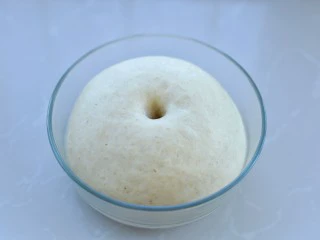 全麦辫子面包,待面团发酵至原来的2-2.5倍大,用手指在面团中间戳一下,面团不回缩就表示发酵好了