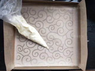 唐草彩绘蛋糕卷,取一勺蛋糕糊装进裱花袋里,剪一个小口。烤盘里面铺上油纸或者油布。把图纸垫在油布下面。图案我是去打印店打印的。