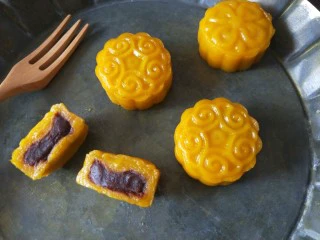 南瓜糯米夹心饼,蒸好的南瓜月饼。很软糯好吃。凉了也不硬，只是糯米不容易消化，不宜凉吃，趁热吃或者凉了再加热一下。