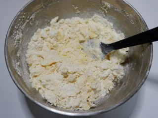 咸香芝士曲奇饼干,先用刮刀压拌至几乎混合的状态。