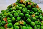 鲜香菇炒豌豆荚，营养美味加倍享！（豆荚嫩绿爽口，配上鲜香菇更佳美味。）