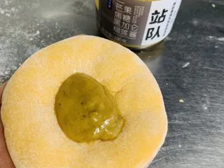 胡萝卜华夫饼,放入战队榴莲酱馅料