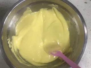 玉米面杯子蛋糕(少油少糖粗粮蛋糕),取1/3的蛋白霜到蛋黄糊中翻拌均匀