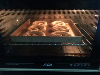 德国碱水面包普雷结,烤箱预热195度,放入烤箱中层烤20分钟左右