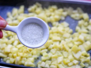 无敌好吃的苹果派,加入白糖。