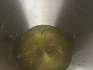 十寸古早蛋糕,蛋清放入厨师机，加入盐和几滴白醋