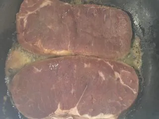 家庭自制牛排 ,放入2片，煎至二面焦黄，注意火候要小火