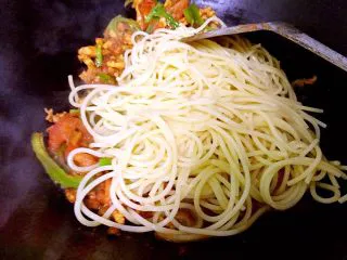 意大利面原来可以这样做，简单、营养、美味,加入意大利面，放五香粉、盐，搅拌均匀，关火，加入生菜。