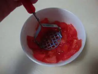 地中海青口贝,西红柿去皮切碎,压成泥