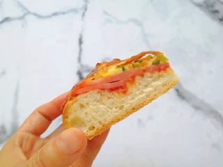 火腿彩蔬披萨,看看切面，食欲大增。