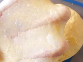 南瓜卡通面包,取出手揉排气,能拉出手套膜即可