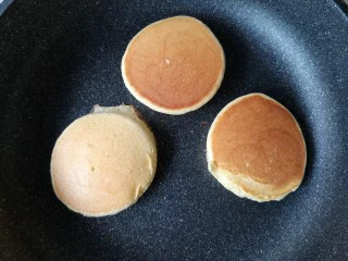 舒芙蕾——给你做舒芙蕾的人 一定很爱你,翻面,盖上锅盖,小火继续烘2-3分钟。