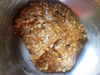 葡萄干燕麦脆饼,成为湿润的面团