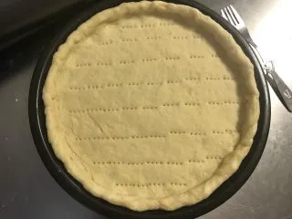 秘制芝心卷边披萨,卷好固定好收口。表面扎些眼防鼓起。