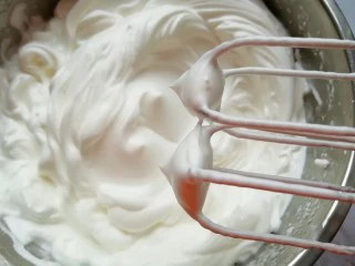 亚麻籽戚风蛋糕,高速打发至提起打蛋器,打蛋器上的尖角坚挺竖立不弯。 烤箱上下管140度预热。