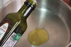 黑椒牛肉炒意粉,意粉差不多煮好的时候，平底锅烧热，放入少许橄榄油