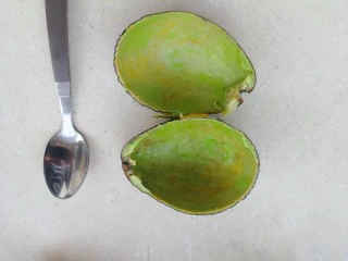 百变水果 蝶豆花蛋糕卷.百香果蓝莓馅,用勺子挖的比较干净哟