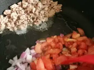 意式番茄蘑菇通心粉,肉糜变色后可以盛出,也可拨到一边再下番茄洋葱丁炒(最好把肉糜盛出,用黄油炒洋葱丁味更香)