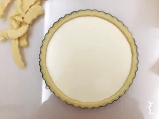 草莓挞（蛋挞皮➕蛋挞水通用）,挞水的材料混合均匀，过筛即可，把挞水倒入挞皮中