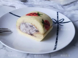 草莓彩绘蛋糕卷,蛋清打发到合适的程度，烤制时间不要太久，一般不会断，裂的。不要凉透了再卷，趁温热的时候卷。