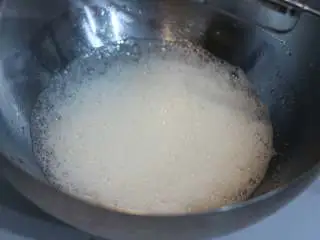 圣诞树枫糖戚风, 蛋白直接高速打至粗泡鱼眼状态，后加入1/2砂糖和1/2的枫糖浆b继续高速打发（一般我会在打发蛋白时开始预热烤箱。160℃预热烤箱） 