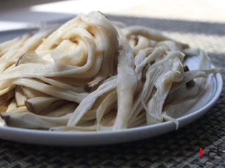 鲜椒手撕杏鲍菇—#GOURMETmaxx西式厨师机#,3. 杏鲍菇放凉后撕成长条备用。